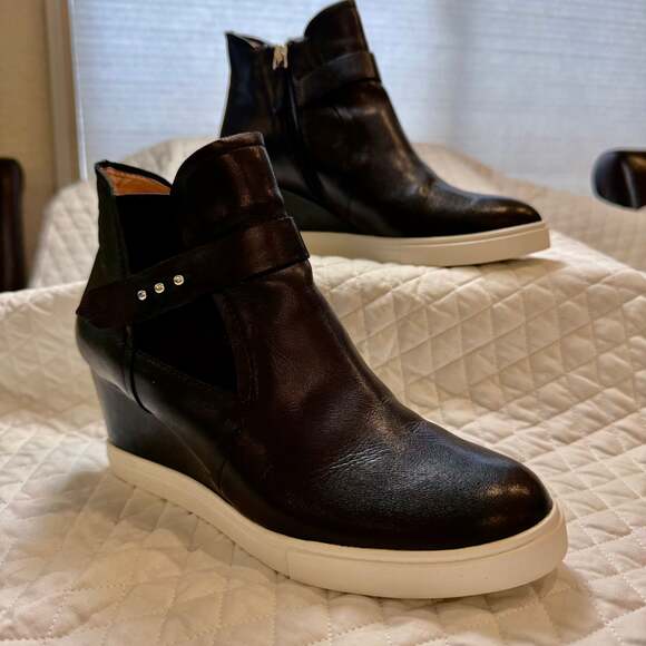 Linea Paolo Freshton Black Leather Wedge Sneaker Booties - Picture 5 of 8